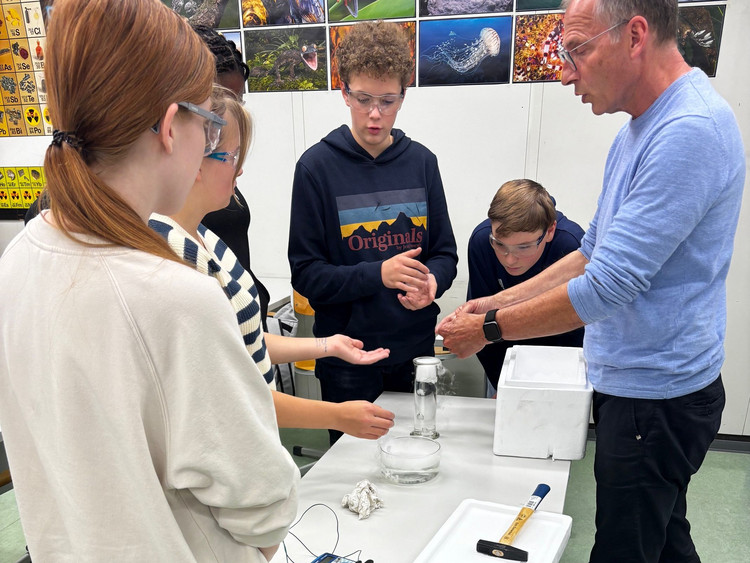 Spannende Einblicke in die Welt der Chemie: Prof. Spurk vom Fehling-Lab zu Gast an der Realschule Bonlanden