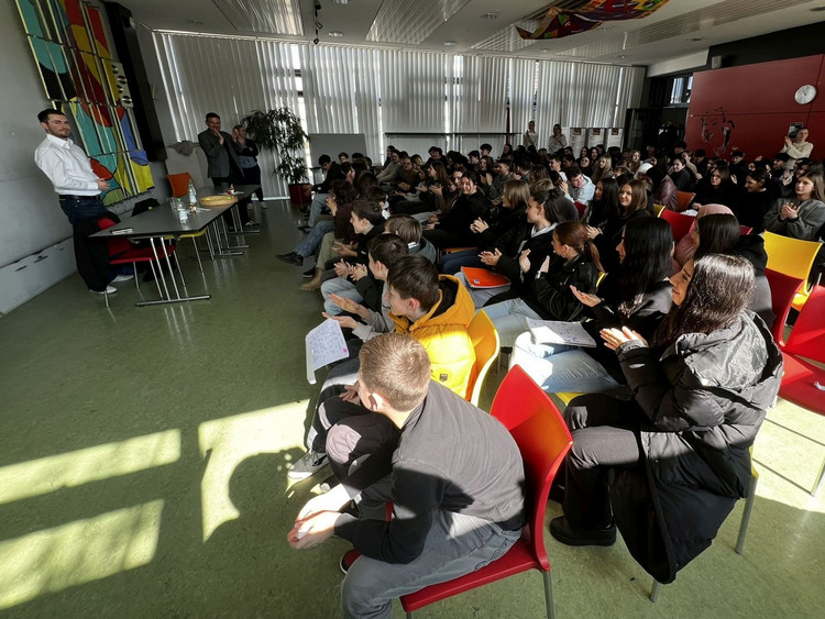 Politik zum Anfassen: MdL Dennis Birnstock besucht die Realschule Bonlanden