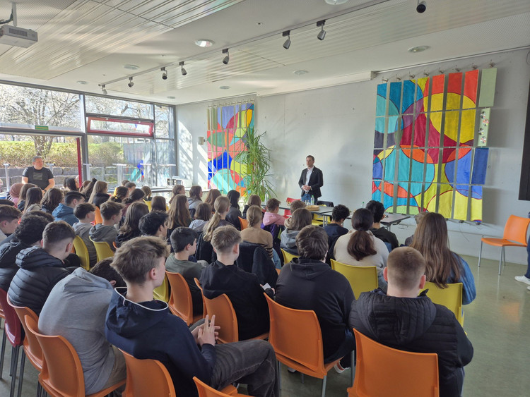 Politik zum Anfassen: MdL Dennis Birnstock besucht die Realschule Bonlanden
