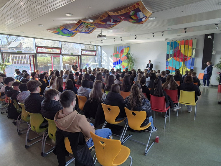 Politik zum Anfassen: MdL Dennis Birnstock besucht die Realschule Bonlanden