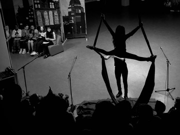 Vorhang auf: Der kleine Lord trifft auf Musik und kleine Akrobaten - Winterkonzert 2024