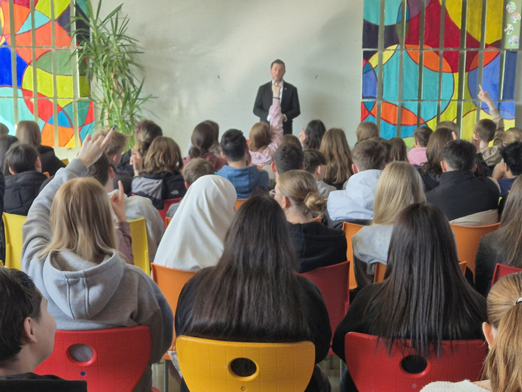 Politik zum Anfassen: MdL Dennis Birnstock besucht die Realschule Bonlanden