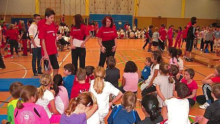 Die Schulsportmentoren in Aktion beim Grundschulturnier