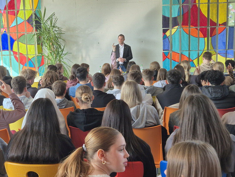 Politik zum Anfassen: MdL Dennis Birnstock besucht die Realschule Bonlanden