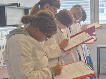 Lerngang ins Fehling-Lab – die Klasse 10a entdeckt die Welt der Chemie