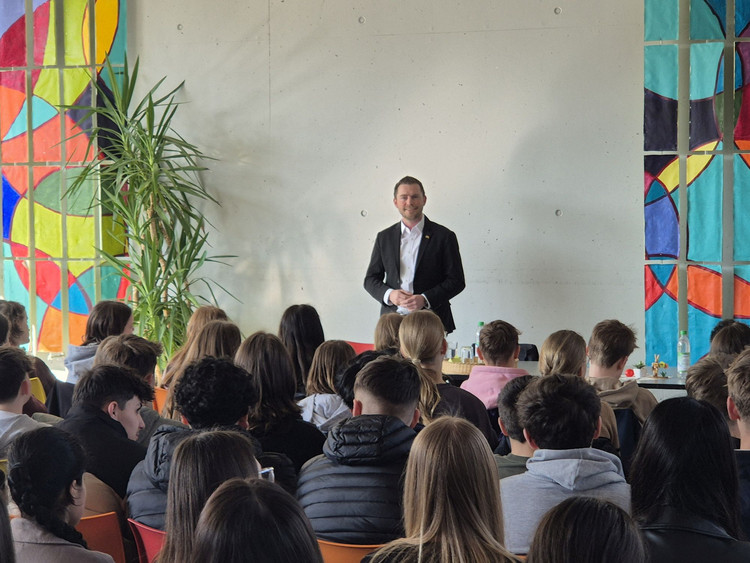 Politik zum Anfassen: MdL Dennis Birnstock besucht die Realschule Bonlanden