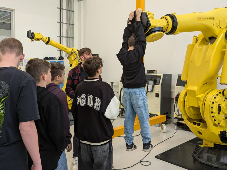 Workshop bei FANUC: Ein spannender Tag für die TECademy 7