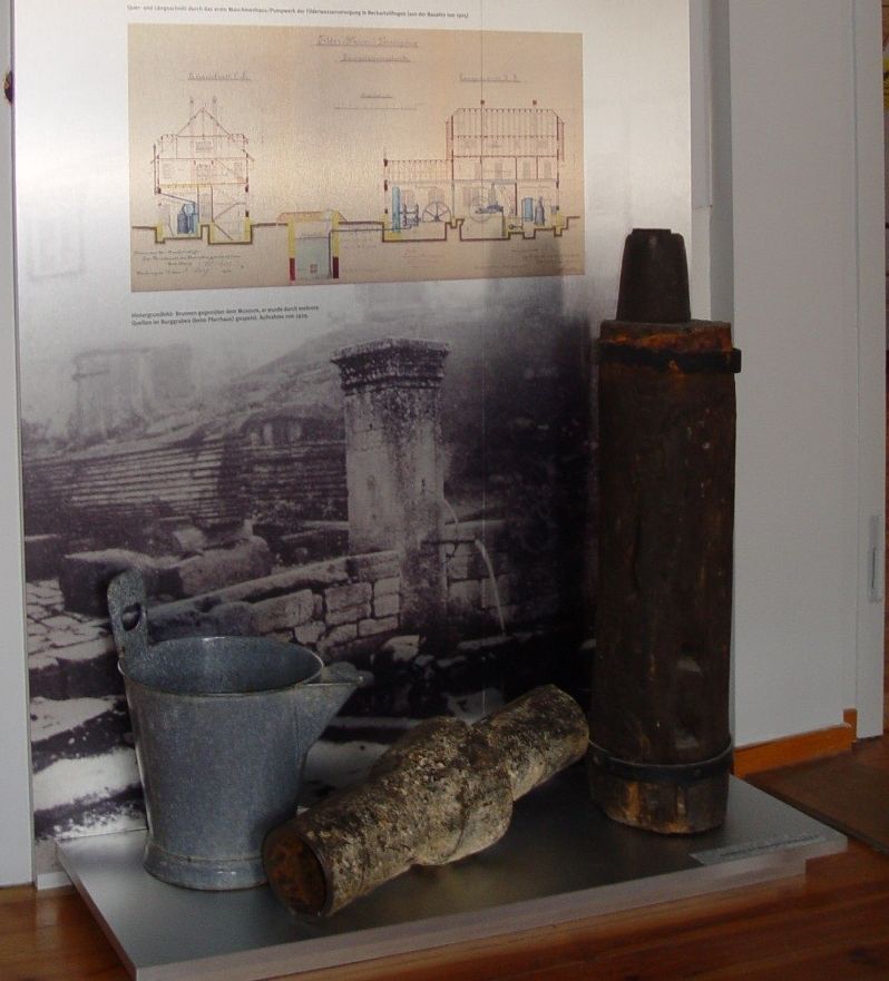 Wassereimer und ein Wasserleitungsrohr