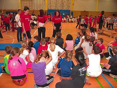 Die Schulsportmentoren in Aktion beim Grundschulturnier